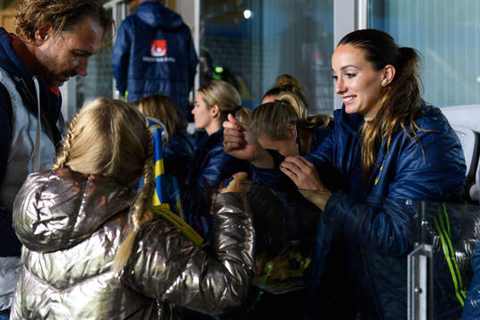 Sveriges Kosovare Asllani träffar supportrar och skriver