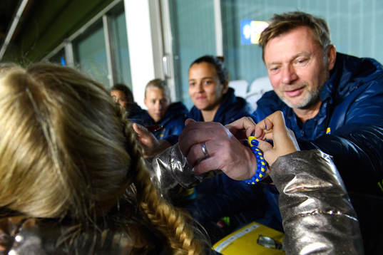 Sveriges förbundskapten Peter Gerhardsson får ett armband