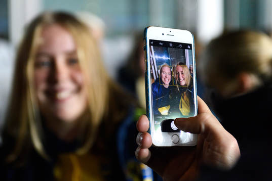 Målvakt Hedvig Lindahl tar en bild med en supporter när