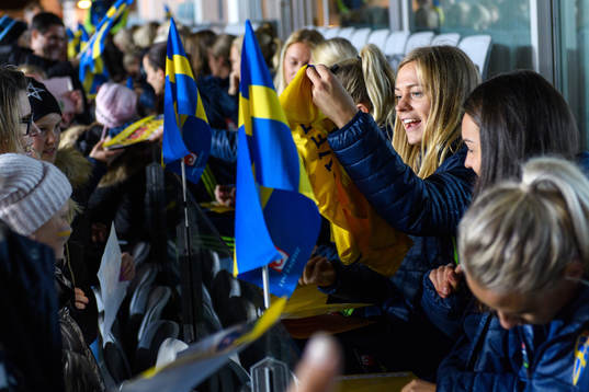 Sveriges Fridolina Rolfö träffar supportrar skriver och