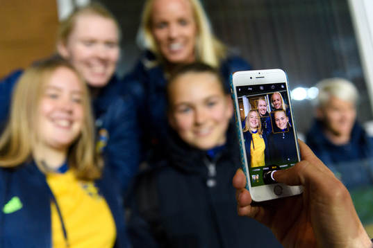 Målvakt Hedvig Lindahl och Caroline Seger tar en bild med