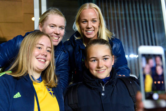 Målvakt Hedvig Lindahl och Caroline Seger tar en bild med