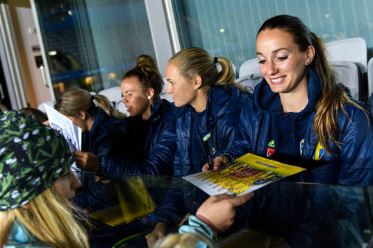 Sveriges Kosovare Asllani träffar supportrar och skriver