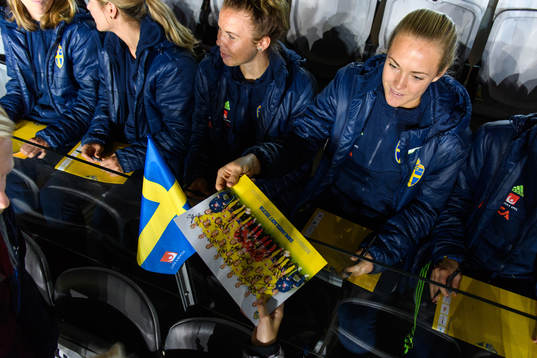 Sveriges Magdalena Eriksson träffar supportrar och skriver