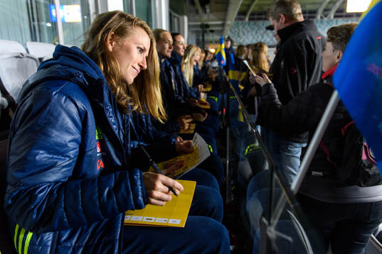 Sveriges Emma Berglund träffar supportrar och skriver