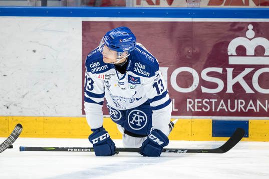 Leksands Jon Knuts på värmningen innan ishockeymatchen i
