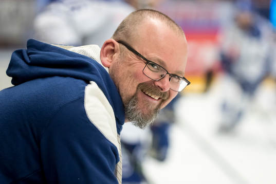 Leksands materialförvaltare Rob Flahiff  på värmningen