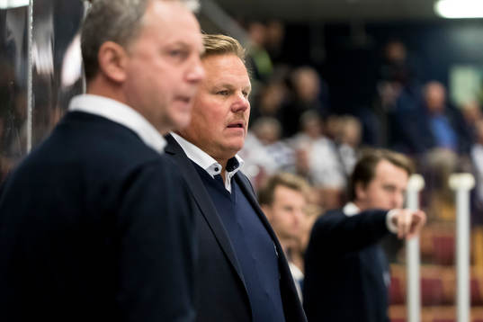 Leksands tränare Leif Carlsson i ishockeymatchen i