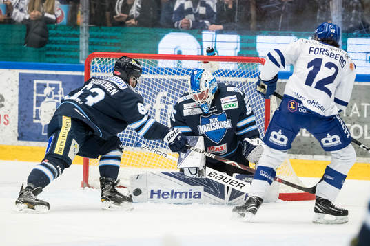 chans för Leksands Fredrik Forsberg framför Karlskogas