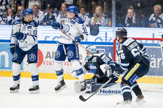 Leksands Jon Knuts och Martin Karlsson framför Karlskogas