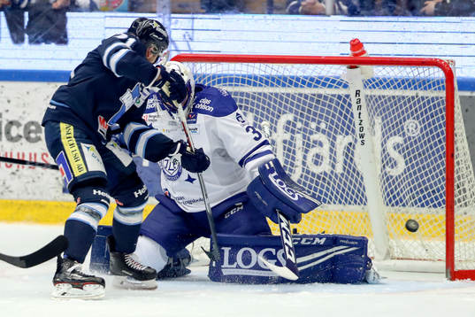 Karlskogas Daniel Bernhardt och Leksands målvakt Jonas