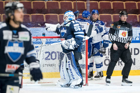 Leksands Mattias Ritola och Anton Karlsson jublar