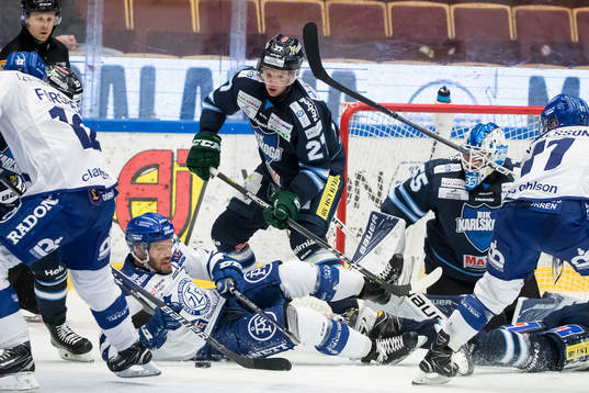 Leksands Jesper Ollas på rygg på isen framför Karlskogas
