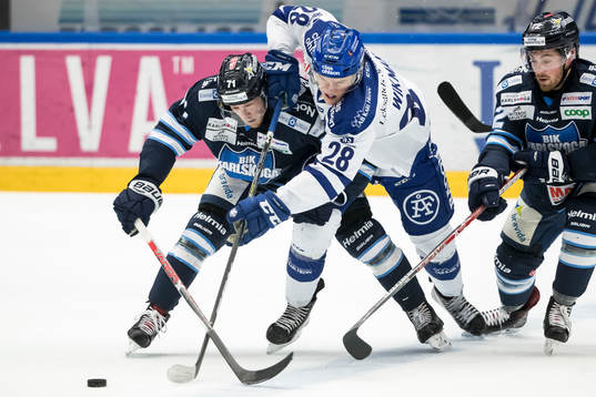 Leksands William Wikman och Karlskogas Carl Berglund i kamp
