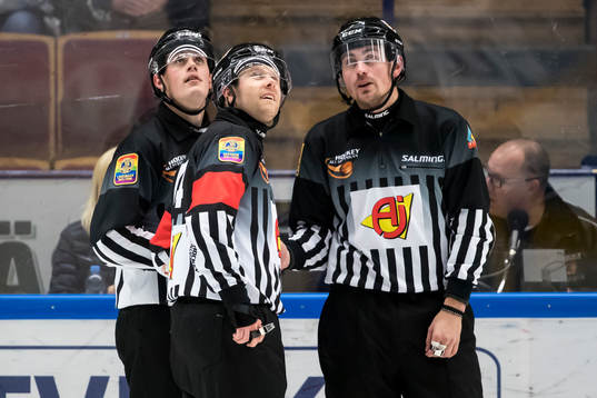 Linjedomare David Laksola huvuddomare Filip Sandstedt och