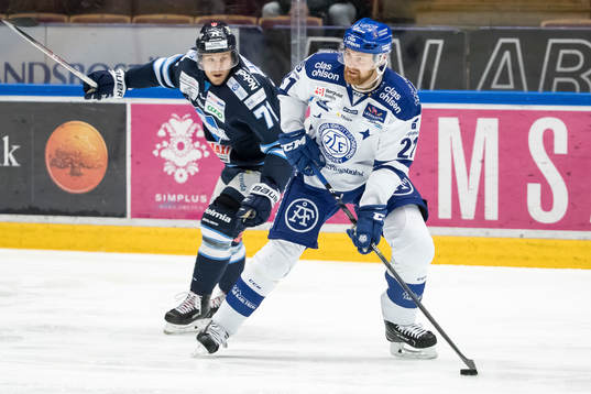 Karlskogas Carl Berglund jagar Leksands Mattias Ritola  i
