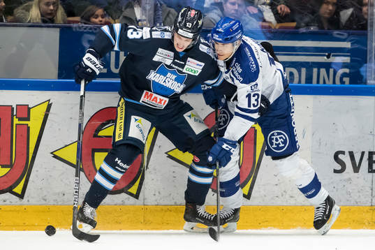 Karlskogas Rasmus Bengtsson och Leksands Jon Knuts i kamp