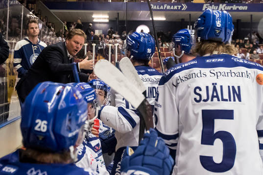 Leksands tränare Leif Carlsson  i ishockeymatchen i