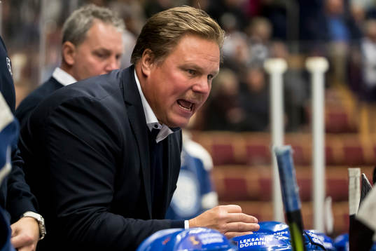 Leksands tränare Leif Carlsson  i ishockeymatchen i