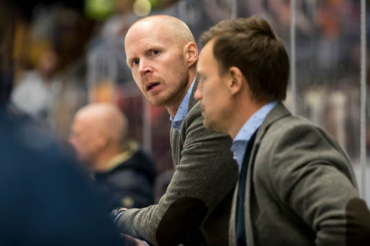 Karlskogas tränare Tobias Thermell  i ishockeymatchen i