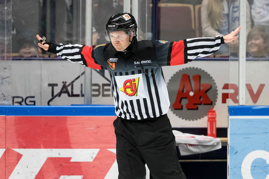 Huvuddomare Filip Sandstedt i ishockeymatchen i