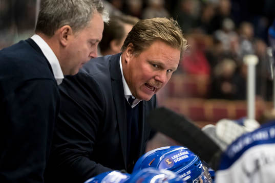 Leksands tränare Leif Carlsson  i ishockeymatchen i