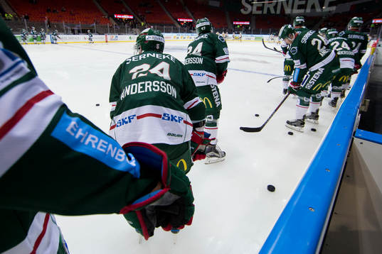 Frölunda spelarna värmer upp i tröja nr 24 för att