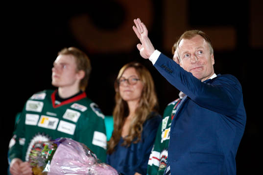 Niklas Andersson vinkar