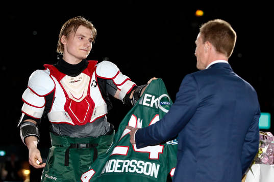 Frölundas Lias Andersson ger tröja nummer 24 till pappa
