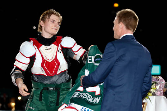 Frölundas Lias Andersson ger tröja nummer 24 till pappa