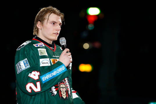 Frölundas Lias Andersson håller tacktal till pappa Niklas