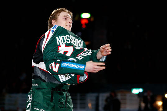 Frölundas Lias Andersson tar av sig tröja nummer 24