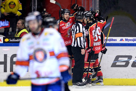 Luleås Isac Lundeström jublar med lagkamrater