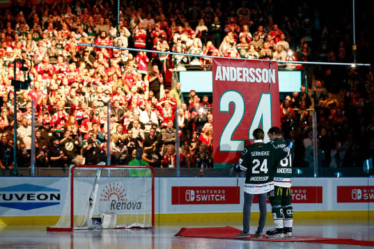 Noah och Lias Andersson framför supportrarna