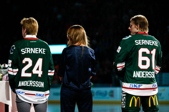 Noah, Jessica och Lias Andersson framför supportrarna