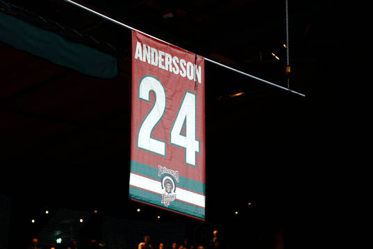 Niklas Anderssons tröja med nummer 24 hissas i taket