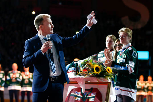 Niklas Andersson vinkar