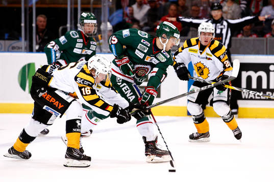 Skellefteås Linus Lindström och Frölundas Matt Donovan