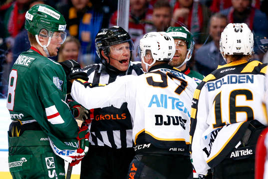 Linjedomare Henrik Pihlblad går emellan Frölundas John
