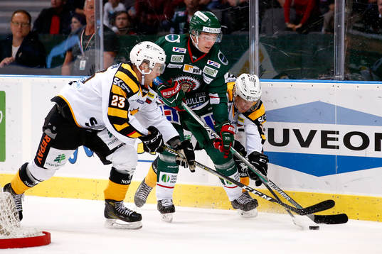 Skellefteås Mark Katic och Frölundas Lias Andersson i