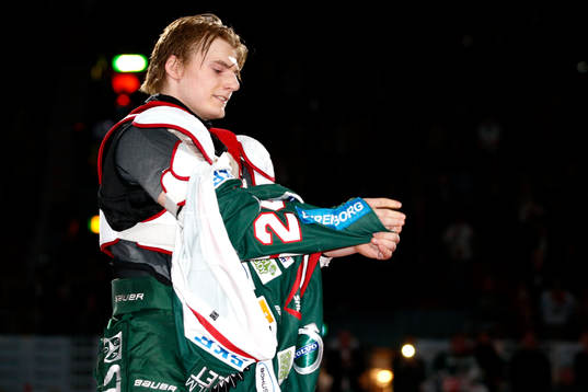 Frölundas Lias Andersson tar av sig tröja nummer 24 vid