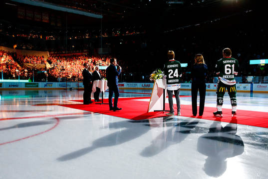 Niklas Andersson håller tal vid sin tröjhissningsceremoni