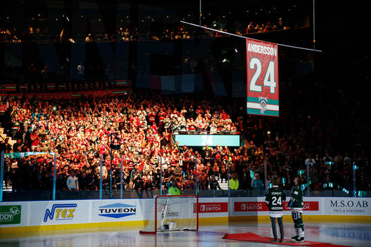 Frölundas Lias Andersson och hans bror Noah står vid