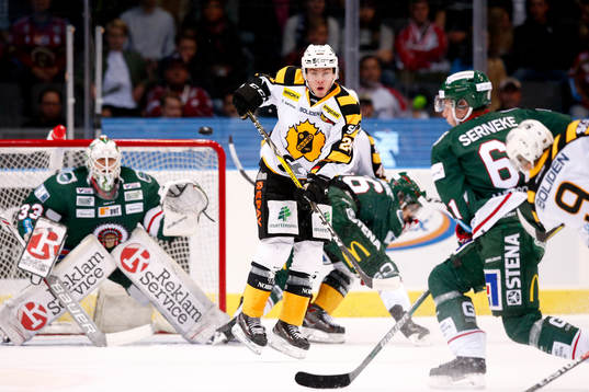 Skellefteås Andreas Wingerli ser Tim Söderlund skjuta mot