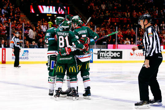 Frölundas Rasmus Dahlin jublar med lagkamrater