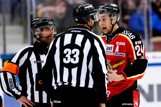 Luleås Johan Harju diskuterar med Linjedomare Johannes