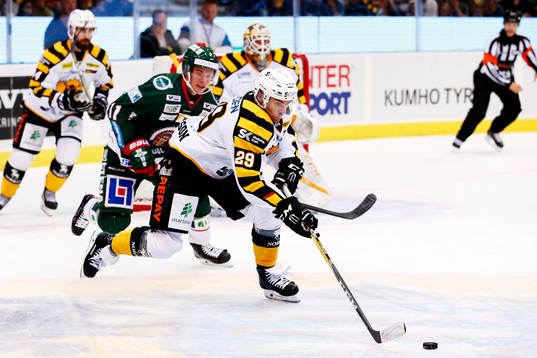 Skellefteås Matt Anderson driver pucken
