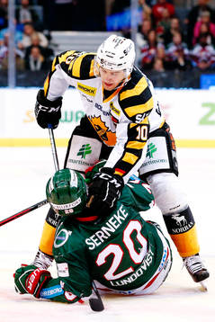 Frölundas Joel Lundqvist fightas med Skellefteås Joakim