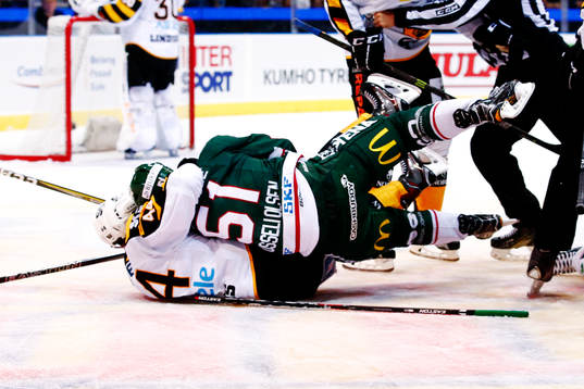 Frölundas Mats Rosseli Olsen fightas med Skellefteås