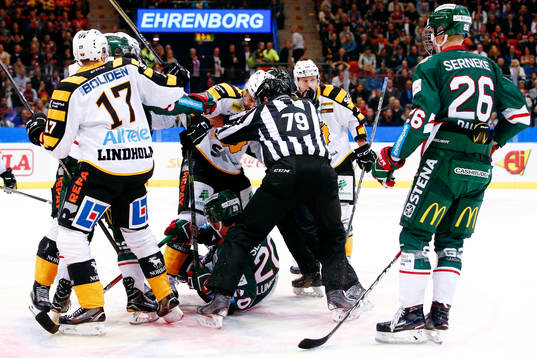 Frölundas Joel Lundqvist fightas med Skellefteås Joakim